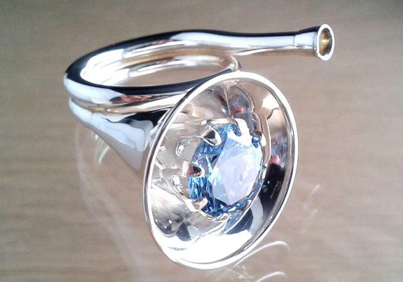 Ring, 925 zilver met lichtblauwe zirconia, hoorn, maat 19